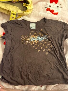 Nike Men's Brown Short Sleeve Tee with Blue & Gold Graphic